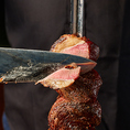 シュラスコとは、 塊のまま串に刺したお肉を岩塩のみで焼き上げお客様のテーブルで切り分け提供するスタイルのブラジル風バーベキューです。