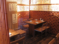 短冊メニューに囲まれたテーブル席。