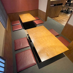 【2～4名様向け】ゆっくりとお過ごしいただける掘りごたつになっています。名物「正直塩つくね」「無敵ハツユッケ」や、鶏料理を多数ご用意しております。