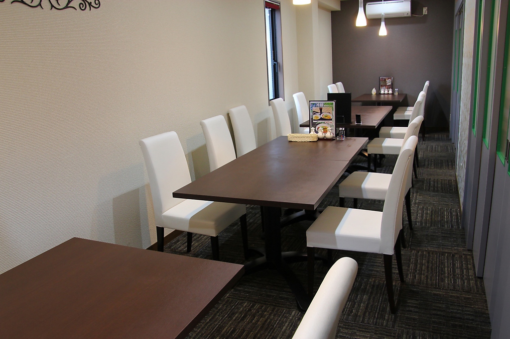 店内は席を個室にも配置できるのでちょっとした宴会や打ち合わせ等様々なシチュエーションで利用可能