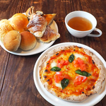 ランチタイムはパンとピッツァがおかわり自由！贅沢ランチやお昼宴会にもおすすめ！