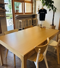 広々したテーブル　作業にも向いています