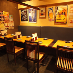 横浜駅西口より徒歩1分とアクセス抜群。地下の空間に広がる大人の隠れ家といった雰囲気の当店。テーブル席は最大24名様のご案内が可能です◎人数に合わせてお席をご用意致しますので、お気軽にお申し付けくださいませ！