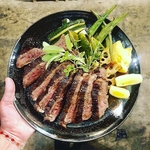 地元の牧場からの仕入れやオーナー自らが狩りで仕入れたお肉を使用した料理をご提供いたします！