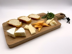 バゲット&チーズの盛り合わせ/Assorted cheese & Baguettes