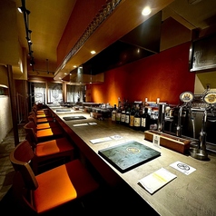 気軽に立ち寄れるカウンターのみのお店。カップル、会社の仲間、親しい友人と広々カウンターテーブルで楽しいひと時をお過ごし下さい。スタッフとの会話もお楽しみいただけます。