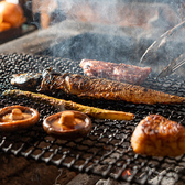 全国各地から厳選した新鮮な食材を使用し、伝統的な手法で焼き上げる魚、凝縮した味わいの干物を炉端焼きでご提供しております。