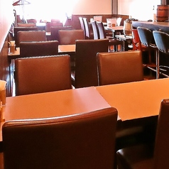 友人や家族との素敵な時間を過ごすための理想的な場所です。にぎやかな雰囲気の中で笑い声が絶えない空間が広がります。おしゃれなテーブル席は、ちょっとしたお食事や飲み会にもぴったり。落ち着いた環境で、ゆったりとした会話を楽しめるのが魅力です。大切な人との時間を心ゆくまで満喫できる場所であること間違いなし♪