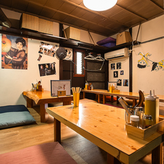 2階全体は16～24名での貸切利用も相談可能。アットホームな座敷やテーブルが組み合わさっており、親しい仲間内での食事会や歓送迎会にも適した空間です。周囲に気を使わず、リラックスして過ごせるのが魅力。