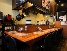 活気あるオープンキッチンを目の前に望むカウンター席は、全6席ご用意しております。職人の調理風景を間近で感じながら、出来立てのステーキやハンバーグをご堪能いただけます。お一人様やデート、お仕事帰りのサク飲みにも最適です♪