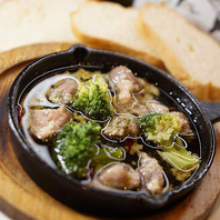 多彩な具材の熱々アヒージョをお楽しみください