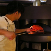 薪窯のピザ！外はサクッと中はもち◎まるで飲めるピザ。