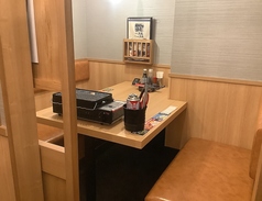 少人数様向け扉が閉まる個室タイプのお席。