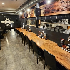 カウンター席。【 老舗感漂う大衆焼鳥店 】 和を基調とした木の温もりに包まれた空間。そして気取らずゆったりと過ごせる雰囲気。和モダンで雰囲気抜群の店内で焼鳥をカジュアルにお楽しみ下さい♪天文館の大衆焼鳥は焼鳥鶏雅におまかせください!