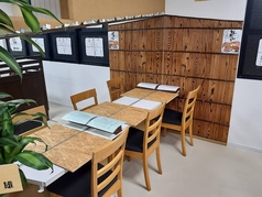 仕事終わりの一杯や大人のデート利用にも◎木の質感が心地よいカウンター席は、落ち着いた雰囲気でゆったりとお食事を楽しめます。