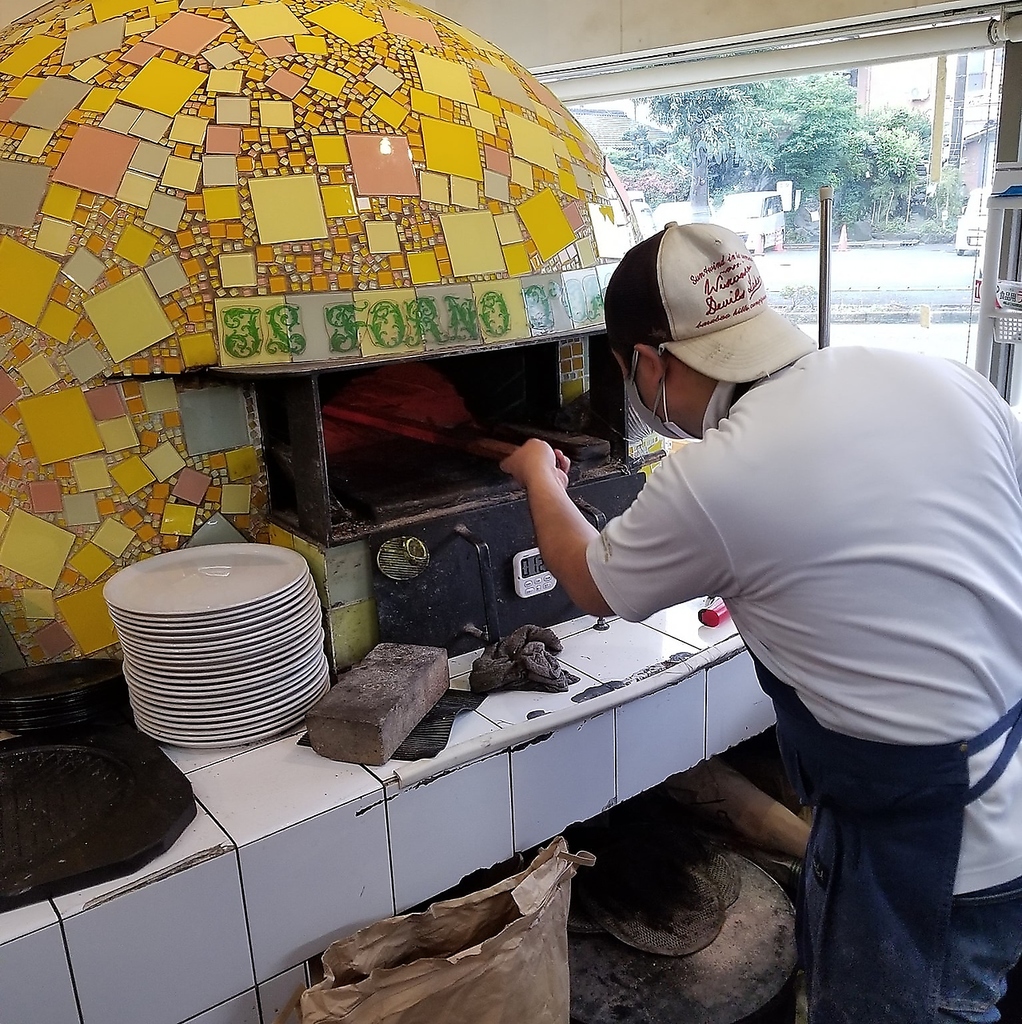 オーナー自信が研究して作り上げた釜で焼き上げるピザやお肉料理はどれも熱々ジューシー♪
