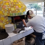 オーナー自信が研究して作り上げた釜で焼き上げるピザやお肉料理はどれも熱々ジューシー♪