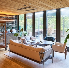 STELLAR WORKSの家具が並ぶ居心地の良い店内は、NYで人気のデザインユニット「Roman & Williams」によるもの。真鍮とオークウッドの絶妙な組み合わせで温もりとモダンを実現させているダイニングの中でも、人気のソファー席。会話とお食事をゆっくりと堪能したい方にオススメのお席です。