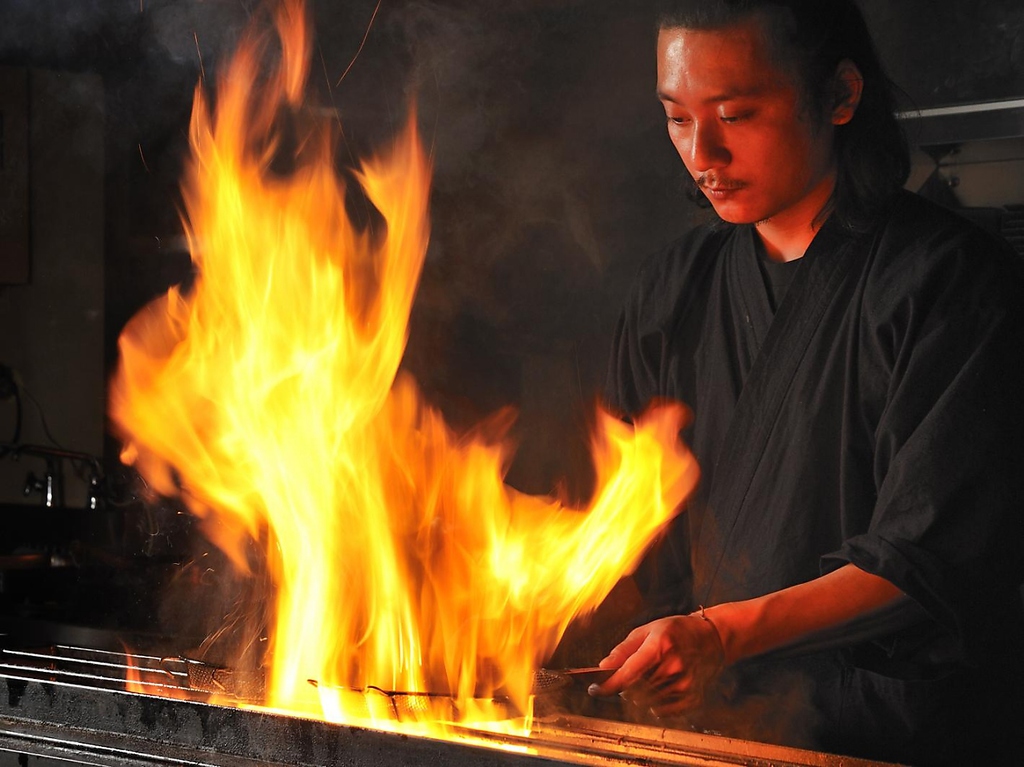 豪快に焼き上げる職人の技…名物串焼＆もも炭火焼含む宴会コース90分飲付4000円♪