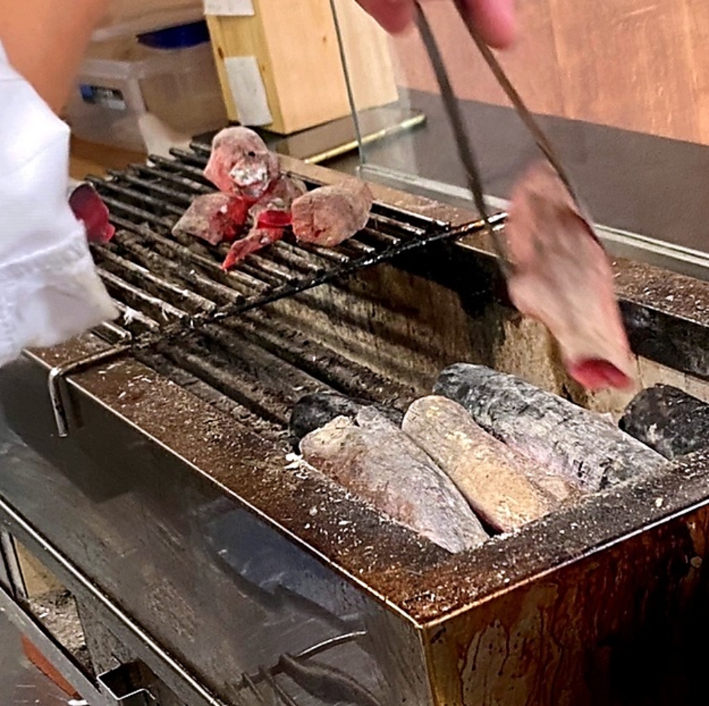 店内の備長炭でじっくりと焼き上げた炭焼き串をお楽しみ下さい。