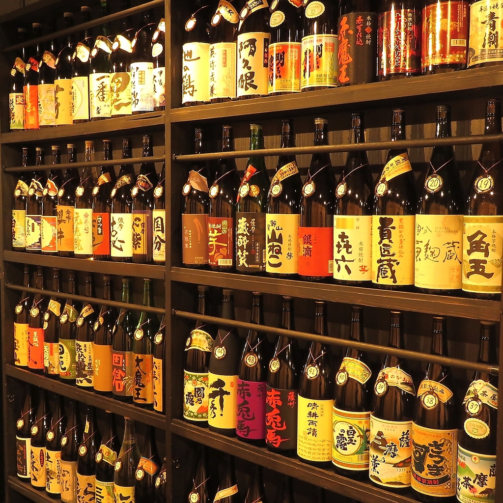 壁一面に並ぶ焼酎はなんと、200～300本！！有名・稀少・プレミア…探していた焼酎が見つかるかも！？