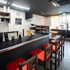 広々としたカウンターでごゆっくりお食事ください。