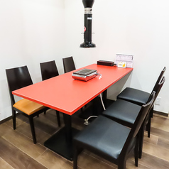 テーブル6名×1席ございます。