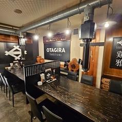テーブル席。【 老舗感漂う大衆焼鳥店 】 和を基調とした木の温もりに包まれた空間。そして気取らずゆったりと過ごせる雰囲気。和モダンで雰囲気抜群の店内で焼鳥をカジュアルにお楽しみ下さい♪天文館の大衆焼鳥は焼鳥鶏雅におまかせください!