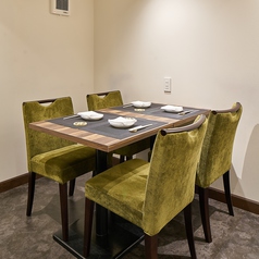 4名様ご利用頂けるテーブルの完全個室。少人数での御会食、打ち合わせなどにも便利な個室です。
