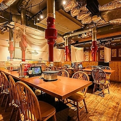 広々としたテーブル席は、友人や家族との楽しいひとときを演出します。落ち着いた雰囲気で、心ゆくまで焼肉を楽しむことができる空間です。無煙ロースター完備で、焼きたての美味しさを煙を気にせず味わえます◎