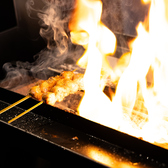 炭火の焼き場を完備。炭の高温で一気に焼き上げ、旨味を閉じ込めた串焼きをご提供します。