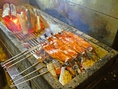 厳選された国産鰻を、炭火とコクのあるタレでじっくりと焼き上げます。