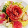 料理メニュー写真 中トロと色どり野菜のサラダ