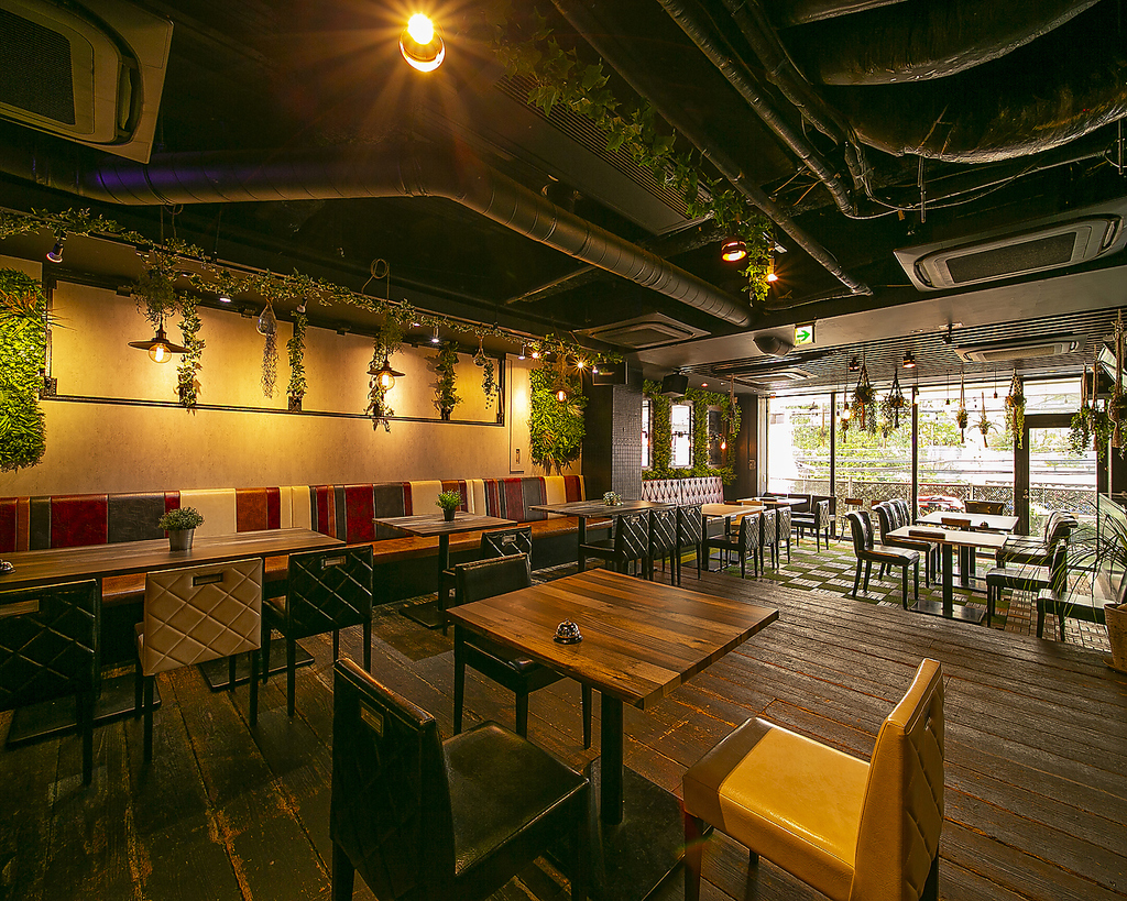 広々とした空間とゆったりした席間隔となってます。10～30名から大人数まで幅広くご利用できます。