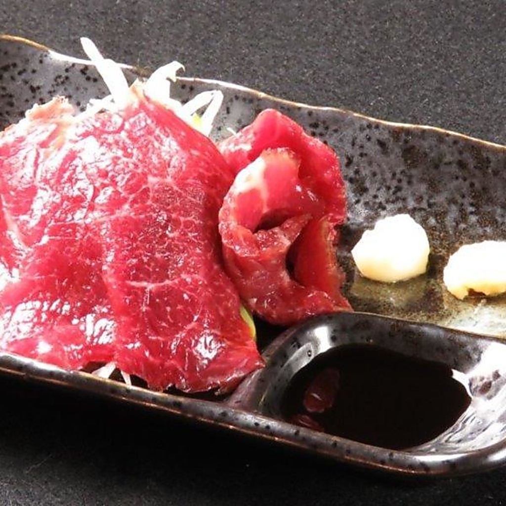 熊本千興ファーム直送の馬刺し！鮮度抜群で口福な味わいです☆餃子家龍の新名物をぜひご堪能あれ！