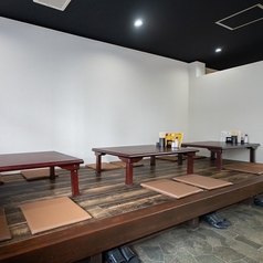 4名様まで座れるお座敷ご用意しております。宴会時には繋げてご利用いただけます。