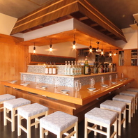 青いタイルが特徴、地中海を感じる特別なカウンター席