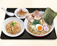 餃子や半炒飯がセットのお得なランチメニュー!