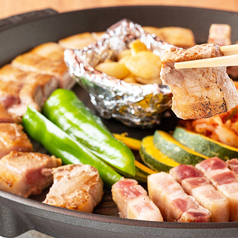 ２時間♪厚切り豚バラ肉サムギョプサル＆海外ビール５種類を含む飲み放題全５０種食べ飲み放題!!