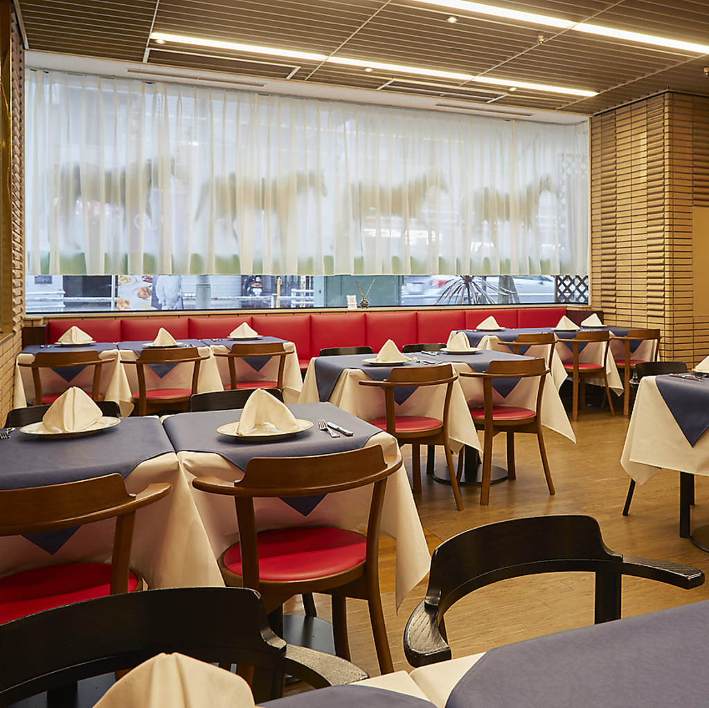 窓に描かれた馬は雄の馬「コルト」をイメージしています。