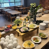 スープ・サラダやソフトドリンク、こだわりデリブッフェ