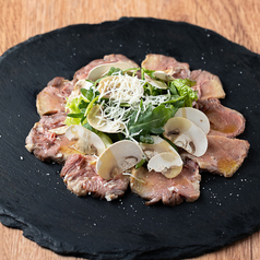 低温調理した牛タンのカルパッチョ