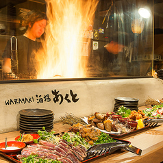 目の前で藁焼きを焼き上げるカウンター席。デートでのご利用もおすすめです。