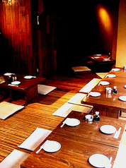 短冊メニューに囲まれた小上がり席。