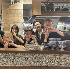 いつでも明るく元気よくお出迎え！気配り・目配りが行き届いた快適な店内で、リラックスしてお食事をお愉しみください。