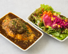 牛タンハンバーグのせオムライス(サラダ付き）