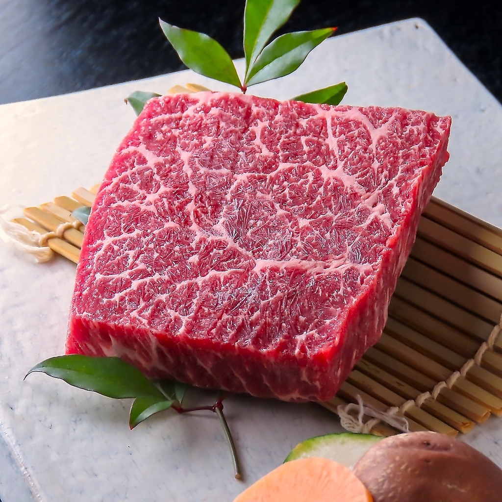 厚切り上牛カルビや厚切り上牛ロース、ミスジなど食べ応え抜群の厳選肉を存分にお楽しみください♪