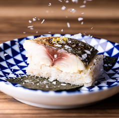 淡雪塩で食べる炙り〆さば