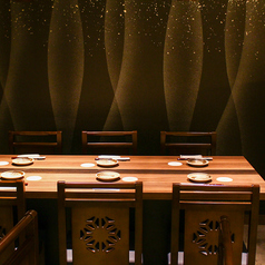 店内奥のテーブル席。落ち着いた雰囲気は会食の席にもご活用いただけます