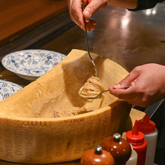 イタリア直産！！チーズの器で仕上げるカルボナーラの写真